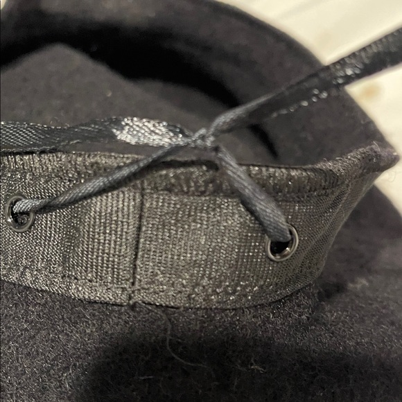 Classic Black Wool Beret - Picture 5 of 10